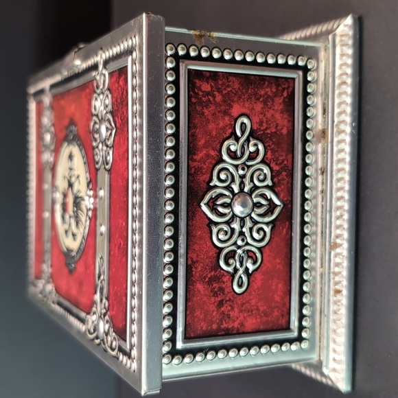 Vintage Blue Bird Confectionery Harry Vincent Red/Silver Tin. - Picture 3 of 11